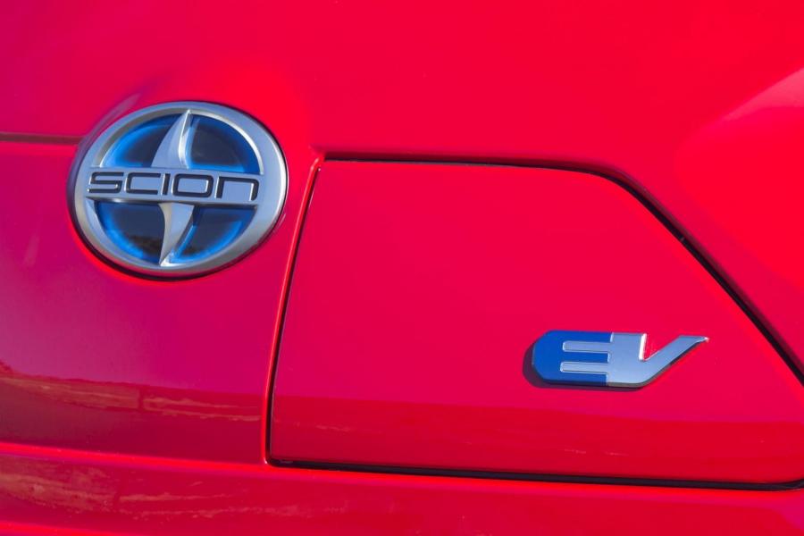 Логотип Scion iQ EV 2012 года  (фото 9 из 24)